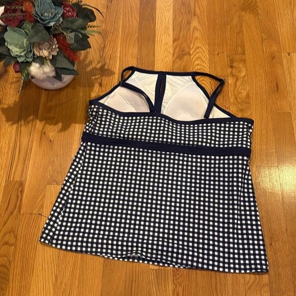 Lands end x Draper james keyhole swim
Tankini top - 18 - Great Condition - Picture 3 of 4